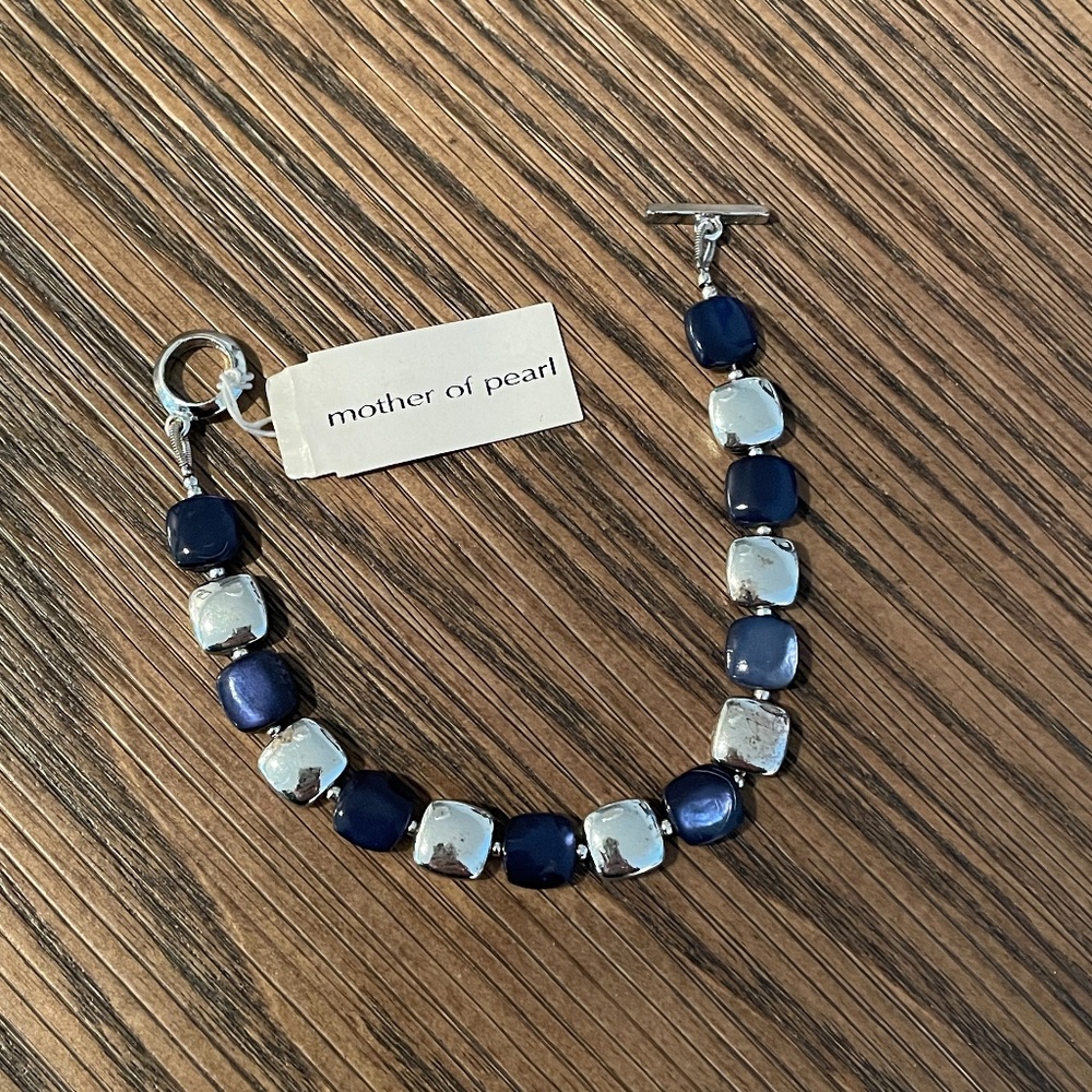 LOVELY TOGGLE MOTHER OF PEARL SILVER BRACELET